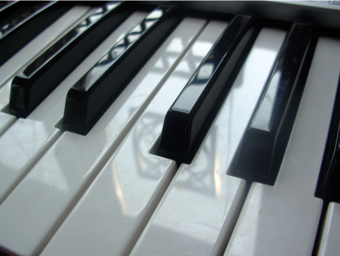 image presenting a piano, in a web page related to music research, music technology and the YMusic search engine