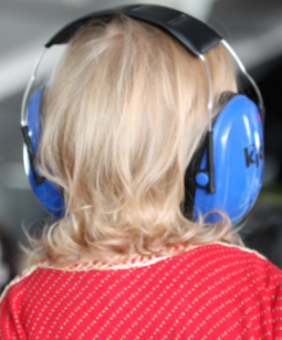 image presenting a child listening to music, in a web page related to music research, music technology and the YMusic search engine