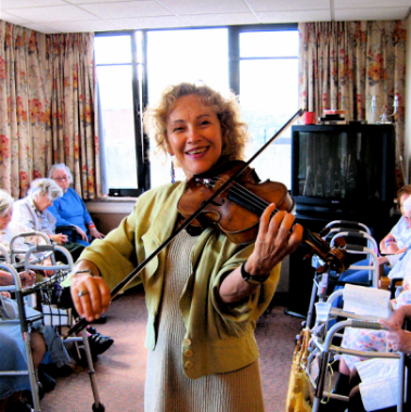 image presenting a musician performing in a residential care, in a web page related to music research, music technology and the YMusic search engine