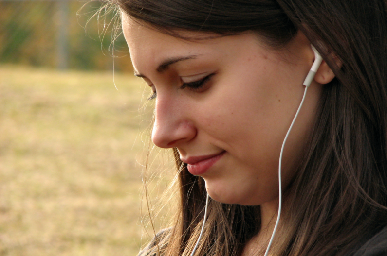 image representing a teenager listening to music, in a web page related to music research, music technology and the YMusic search engine