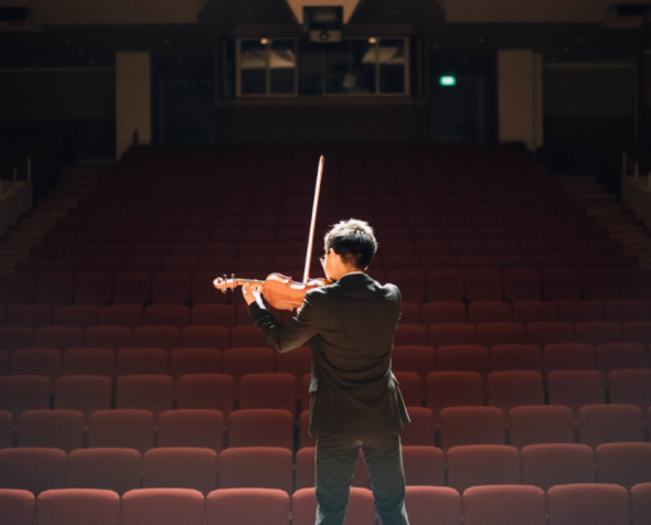 image presenting a violinist in rehearsal, in a web page related to music research, music technology and the YMusic search engine