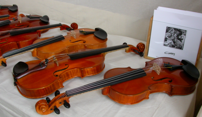 image presenting violins, in a web page related to music research, music technology and the YMusic search engine