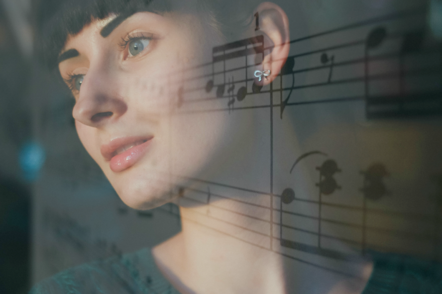 design associating the face of a woman and a sheet music, in a web page related to music research, music technology and the YMusic search engine