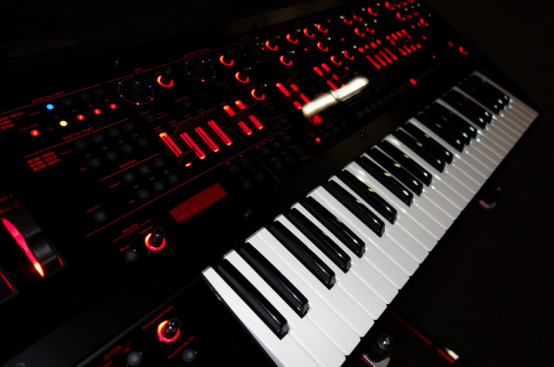 image presenting a synthesizer, in a web page related to music research, music technology and the YMusic search engine