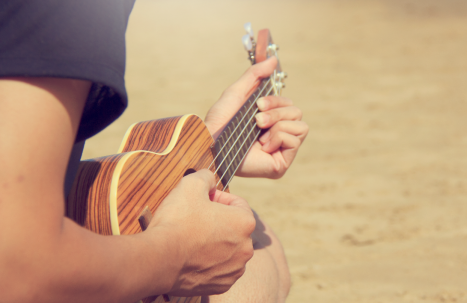 image representing a ukulele player, in a post related to music research, music technology and the YMusic search engine