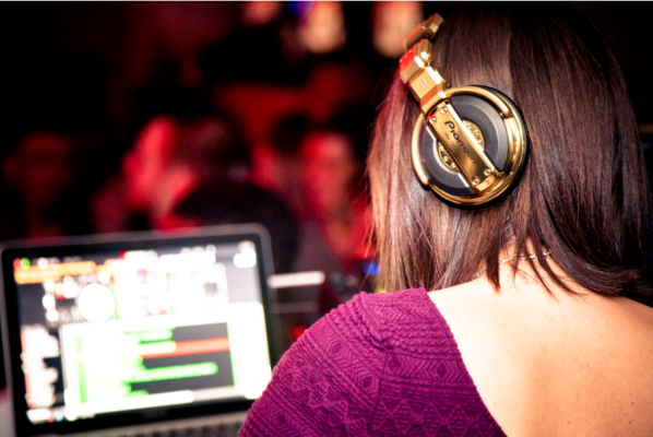 image presenting a woman DJ with headphones, in a web page related to music research, music technology and the YMusic search engine