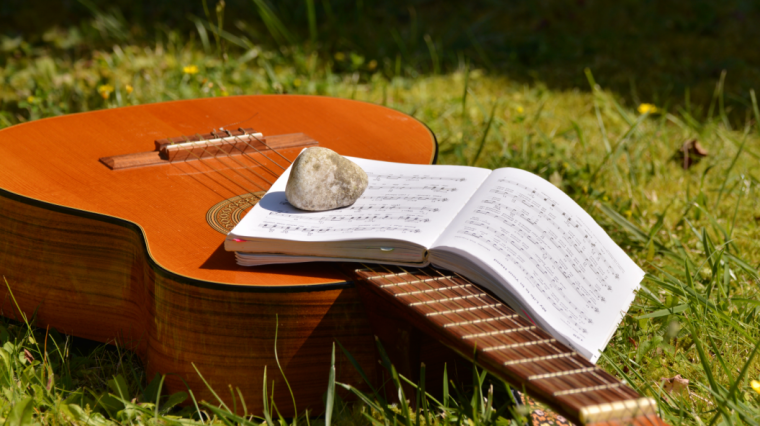 image presenting a sheet music and a guitar, in a web page related to music research, music technology and the YMusic search engine