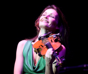 image presenting a musician with her violin, in a web page related to music research, music technology and the YMusic search engine