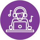 icône représentant un auditeur de musique avec un casque sur les oreilles, devant un ordinateur portable