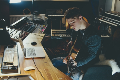 Moteur de recherche musical YMusic, image - musicien dans son home studio