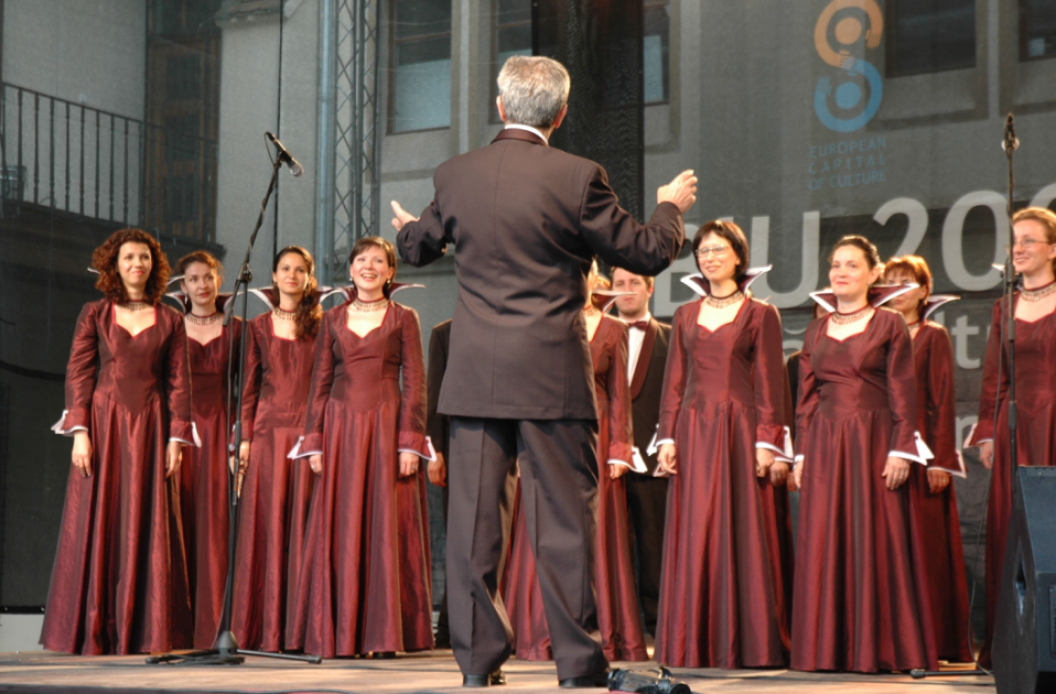 image representing a choir, in a web page related to music research, music technology and the YMusic search engine