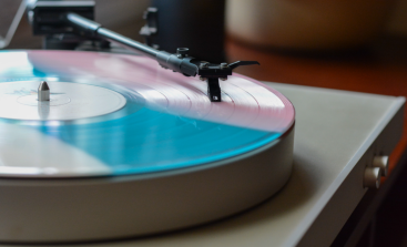 image presenting a music turntable, in a web page related to music research, music technology and the YMusic search engine