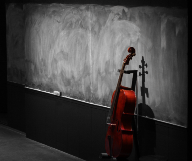 image presenting a cello, in a web page related to music research, music technology and the YMusic search engine