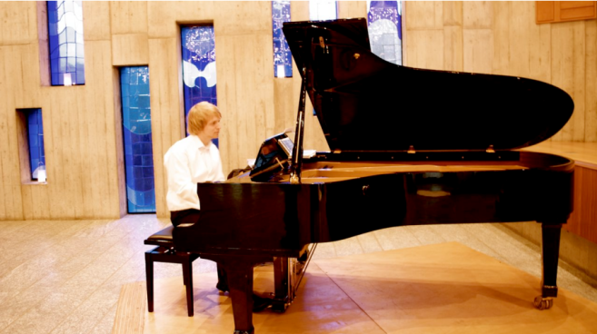 image presenting a pianist, in a web page related to music research, music technology and the YMusic search engine
